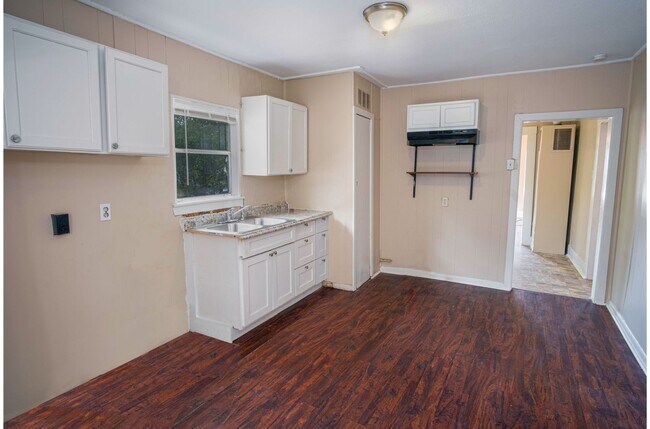 Building Photo - 3/1