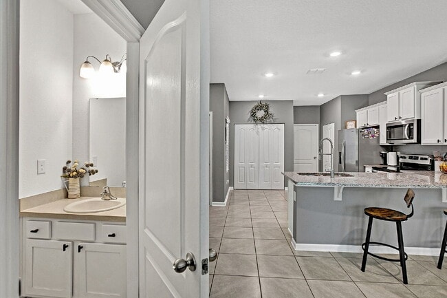 Building Photo - 2 bedroom 2.5 townhome in St. Johns for rent.