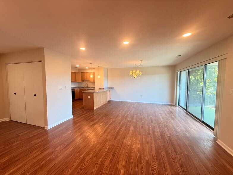 Building Photo - 1006 Paradise Rd
