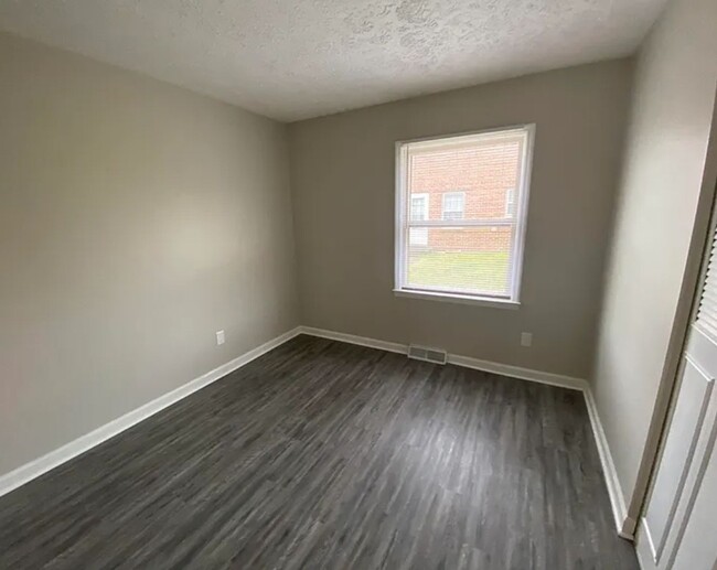 Building Photo - 2 Bedroom Duplex in Popular Lexington Loca...