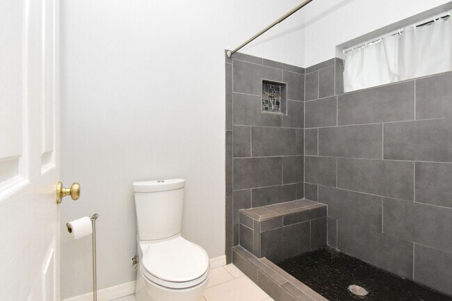 Building Photo - Capri Comfort with Style & Space – NW Gainesville