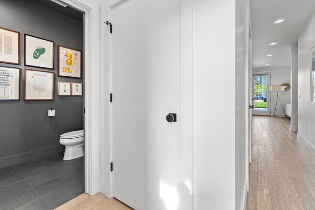 Building Photo - Modern Luxury in this end unit Blondie Condo