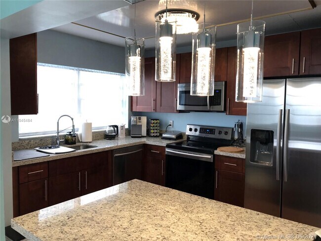 Building Photo - 1817 S Ocean Dr