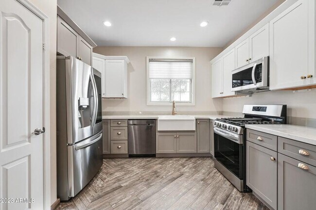 Building Photo - 3853 E Sabra Ln