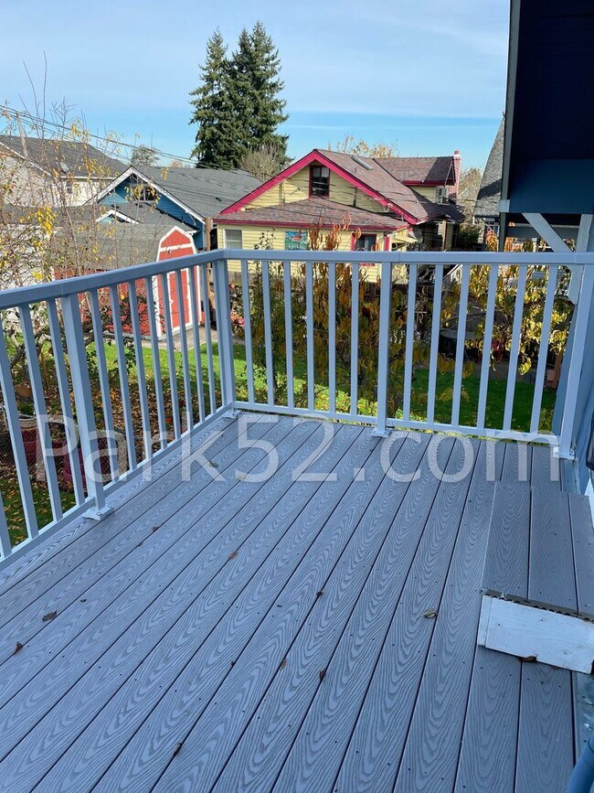 Building Photo - 2 Bedroom Tacoma Duplex