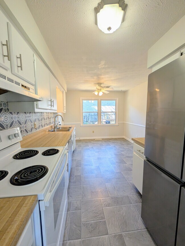 Eat-in Kitchen - 3221 Hunters Point Dr