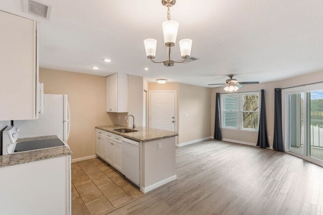 Building Photo - Beautiful LAKEFRONT Condo in Lake Mary ~ New Kitchen, New Flooring, Gated Community!