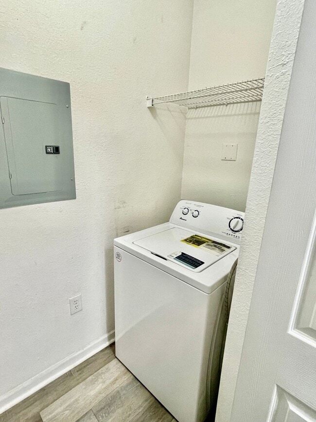 Building Photo - Barksdale 2 Bed / 2 Bath