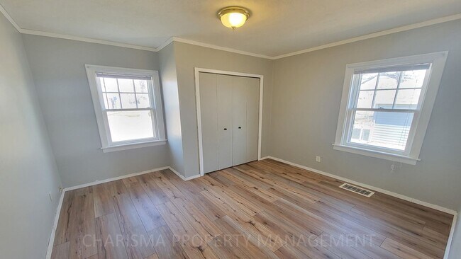 Building Photo - Cozy & Quaint 3 Bedroom House With Lots of Extras!