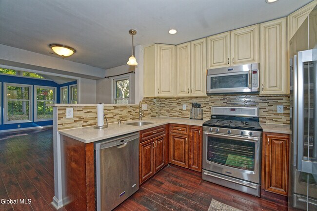 Building Photo - 638 Top Ridge Dr