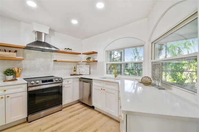 Building Photo - 1949 Dolphin Blvd S