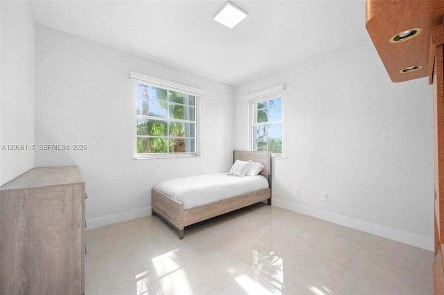 Building Photo - 3255 NE 184th St