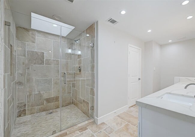 Building Photo - 915 Daria Dr
