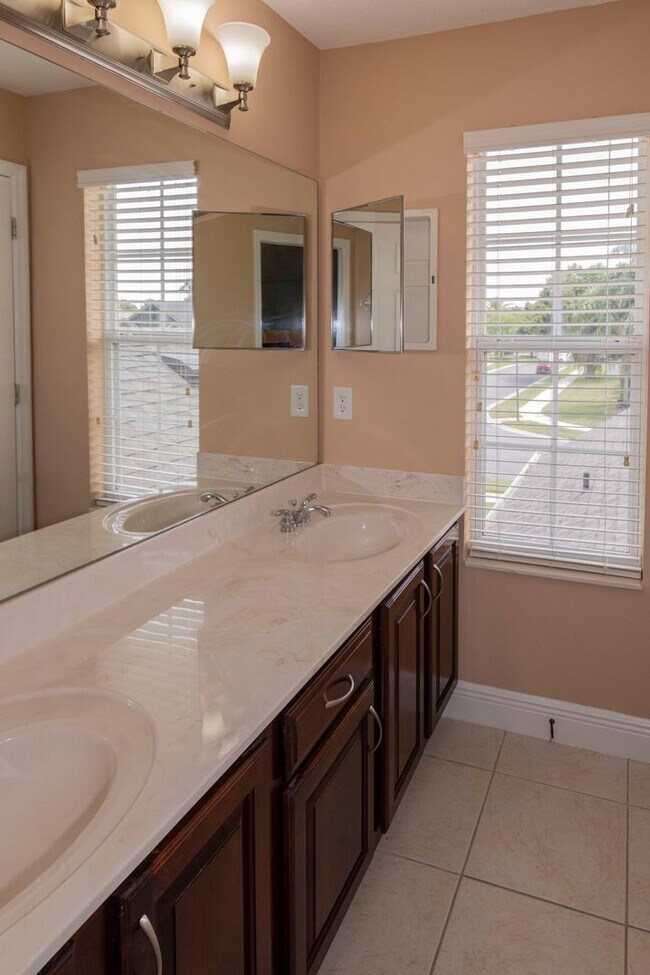 Building Photo - BEAUTIFUL 5 Bedroom/4 Bath Home Located in...
