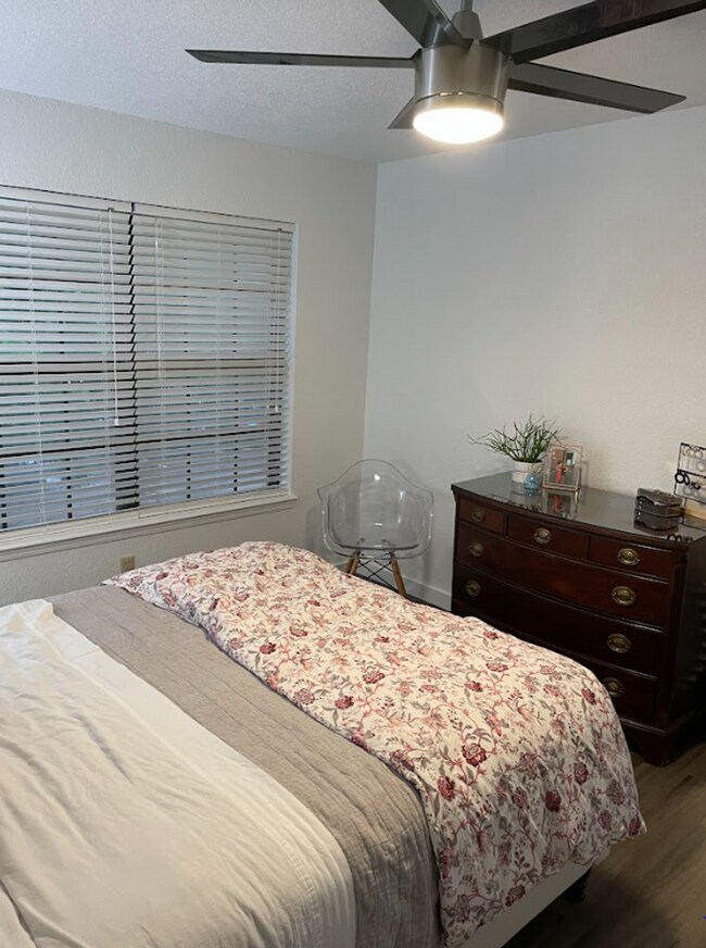 Building Photo - For Rent: Beautifully Remodeled 2 Bed, 2 B...