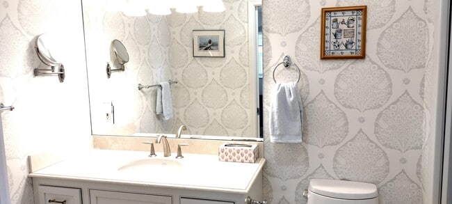 Building Photo - 9583 SE Little Club Way S