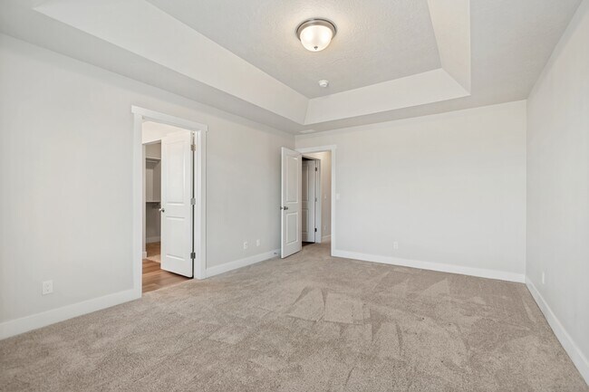 Building Photo - 65 E 970 N