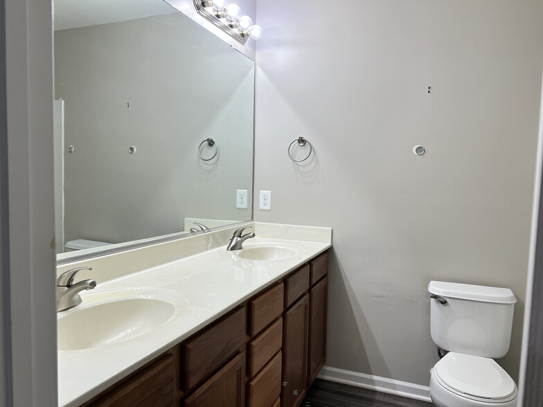 Building Photo - 5580 Farm House Trl