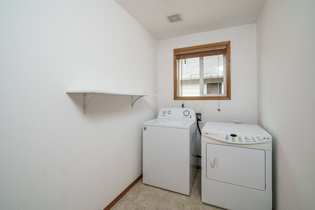 Building Photo - 3 bedroom 2.5 Bath - On Dead End Street - Low Maintenance Fenced Yard - Community Center with Swi...