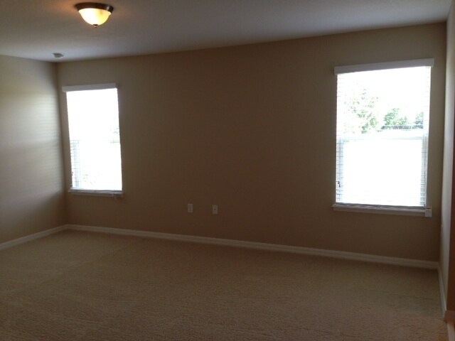Building Photo - Beautiful 3 bedroom, 2.5 bath townhouse in...