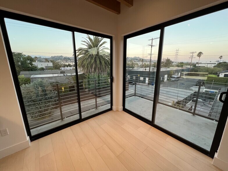 Building Photo - 2076 Blake Ave