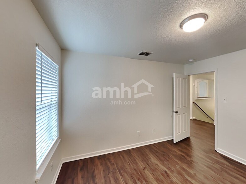 Building Photo - 10630 Buck Park