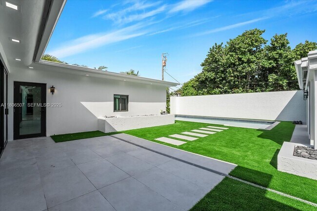 Building Photo - 112 E 1st Ct