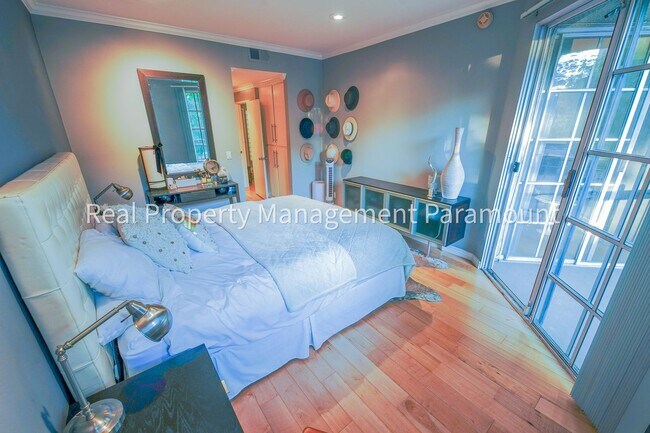 Building Photo - Don't miss out! 2 Bed 2 bath ready to go!