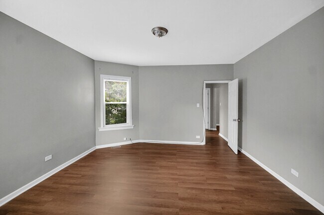 Building Photo - 1126 E 81st Pl