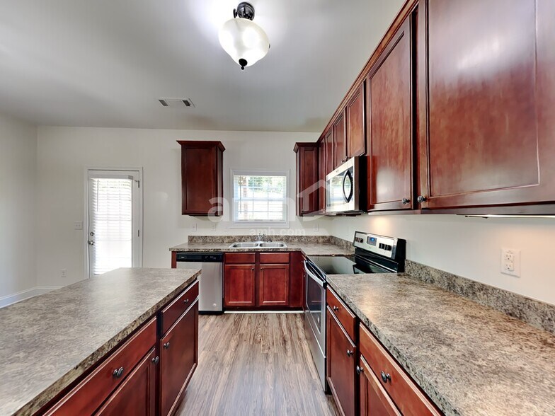Building Photo - 6260 Cove Creek Dr
