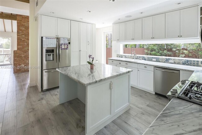 Building Photo - 583 W 49th St