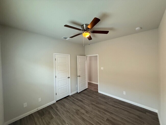 Building Photo - 3bd 2ba Prime Location