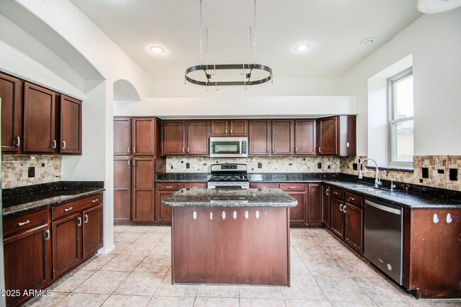 Building Photo - 3938 E San Pedro Ave