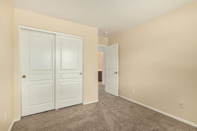 Building Photo - STUNNING 5 Bedroom Home in Peoria!