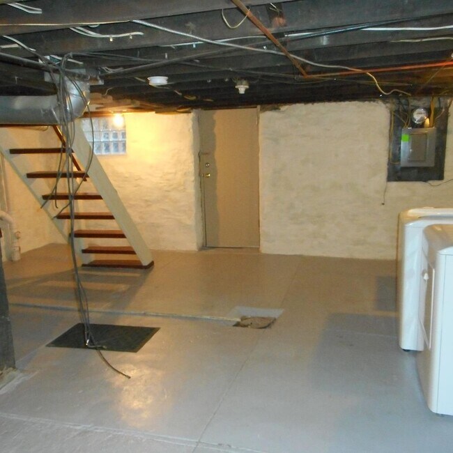 Building Photo - 447 Taylor Ave