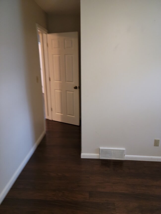 Building Photo - 1440 Sherwood Downs Rd W