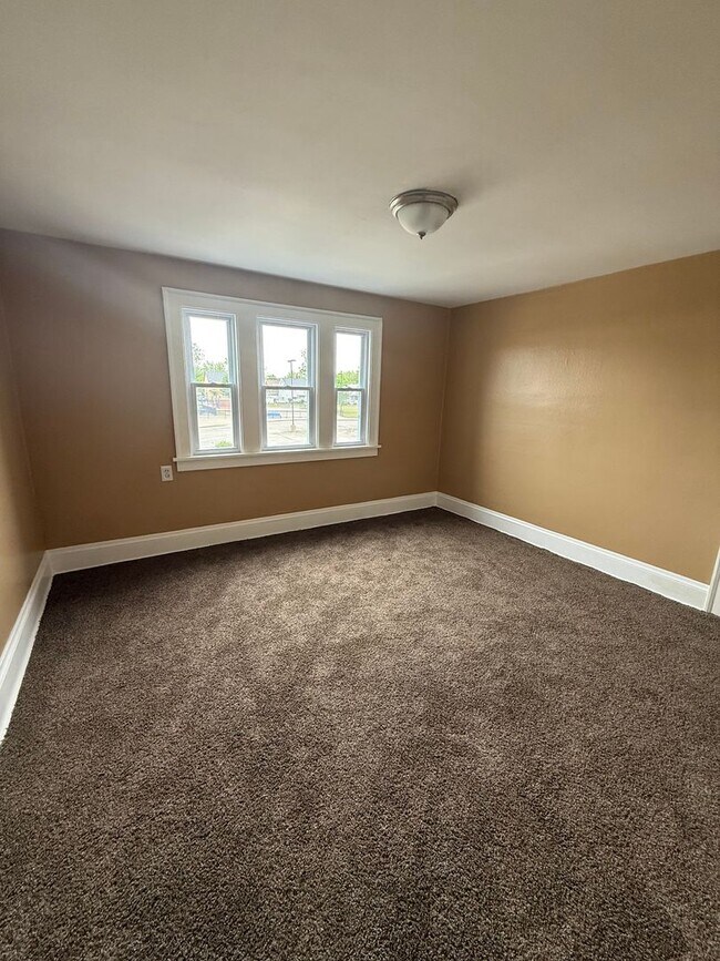 Building Photo - Lee/Harvard single home Water/Sewer included