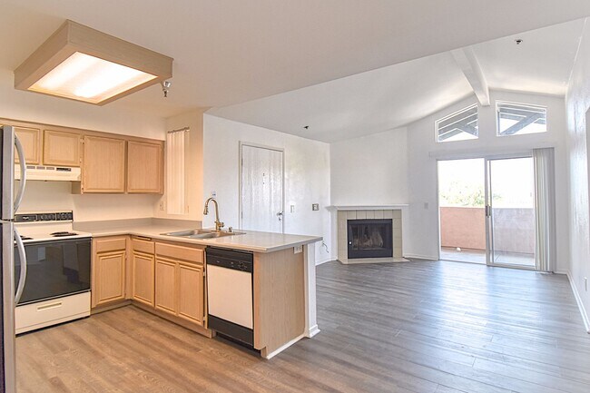 Building Photo - Well-Kept 2 Bedroom Condo with Amazing Views