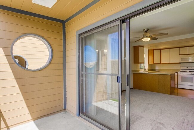 Building Photo - Prime Carlsbad Location - Available Now!
