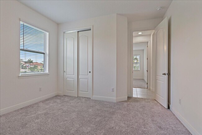 Building Photo - 3 bedroom house with garage