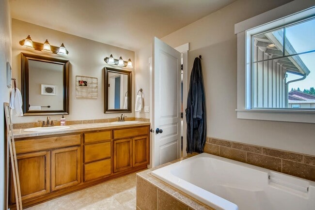 Building Photo - 4005 N Pioneer Canyon Dr