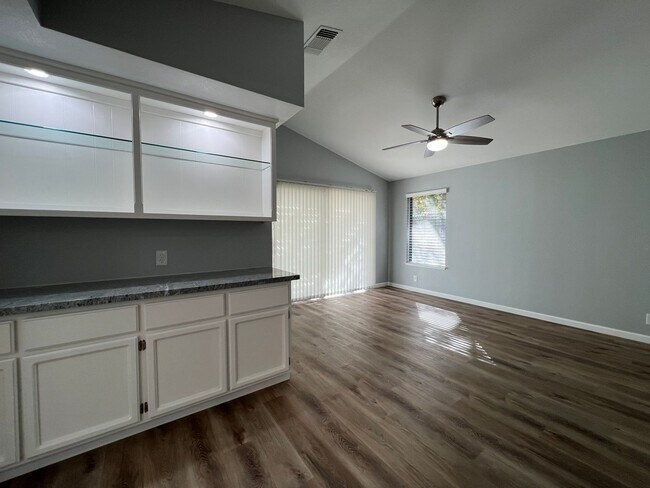 Building Photo - Beautiful 3 Bedroom Home in Roseville