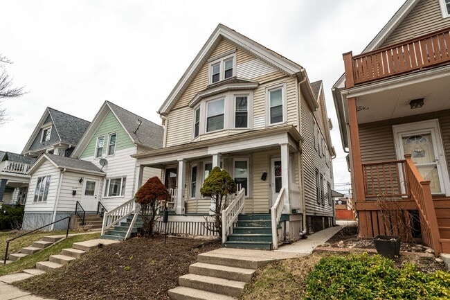 Building Photo - Bartlett Lower steps to campus