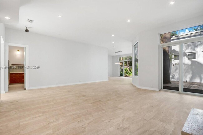 Building Photo - 4051 Ensenada Ave