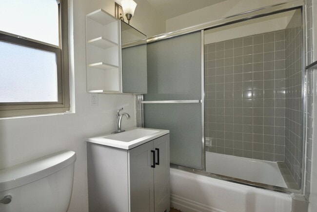 Building Photo - 605-609