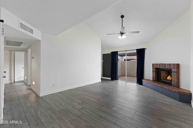 Building Photo - 2118 E CENTER Ln