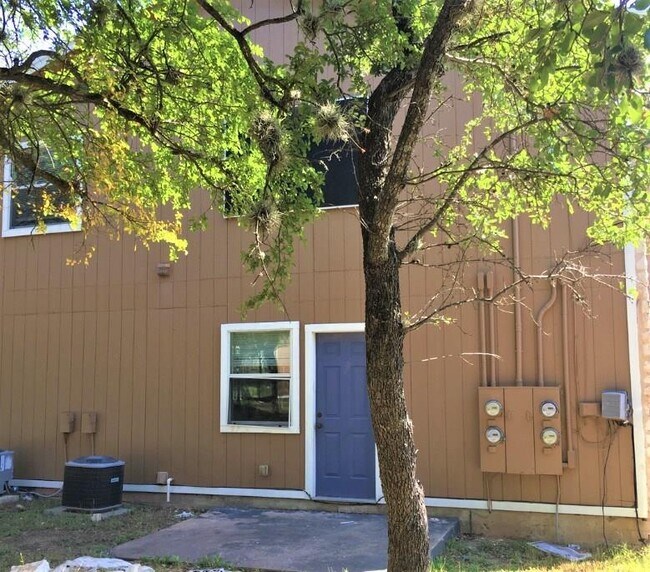 Building Photo - 403 Hedgewood Dr