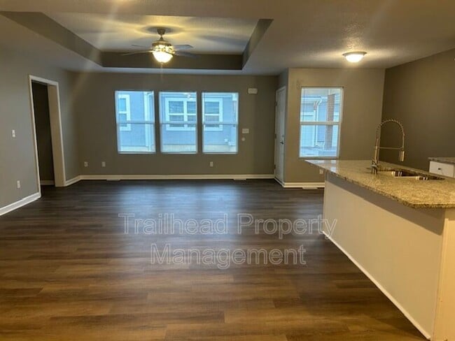 Building Photo - 605 Hillcrest St