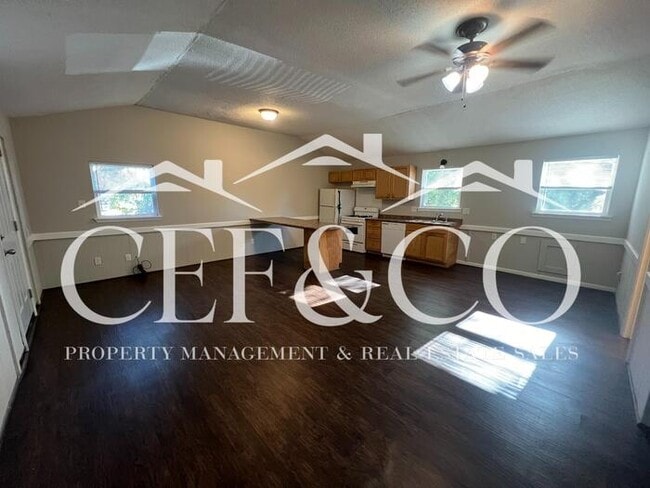 Building Photo - Upstairs Studio apartment available in Spa...