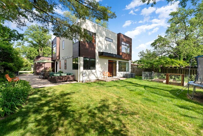 Building Photo - 920 Appletree Ln